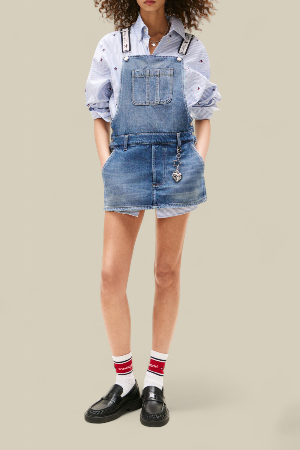 תמונת כל הלוק של שמלת אוברול ג'ינס